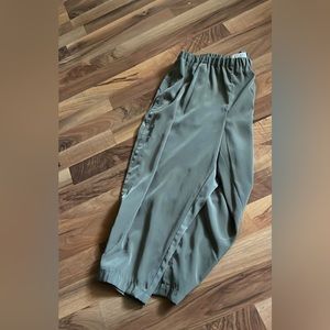 Chico’s Capri with Front and Back Pockets, 100% Polyester, Size 1.5 (M/10)